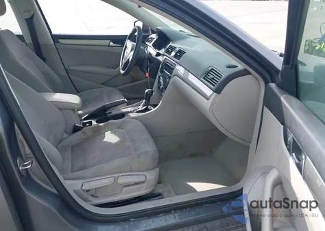 2015 Volkswagen Passat 1.8T S z USA, uszkodzony, nr VIN 1VWAS7A30FC013870